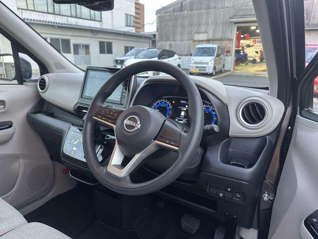 デイズ X 自社社用車 全周囲カメラ 踏み間違い防止 衝突軽減ブレーキ 横滑り防止 純正ディスプレイオーディオ インテリキー 電動格納ミラー Bluetooth接続 ベンチシート ハイビームアシスト 純正アルミ(4枚目)