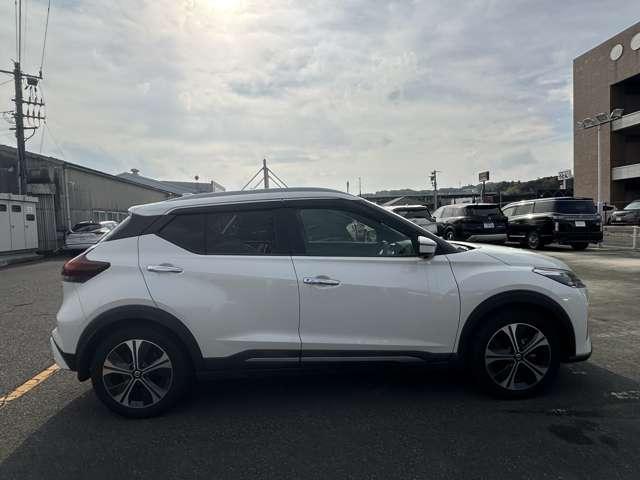 キックス Ｘ（ｅ－ＰＯＷＥＲ）　プロパイロット　純正ナビ　全周囲カメラ　ＳＯＳコール　踏み間違い防止　衝突軽減ブレーキ　フルセグＴＶ　Ｂｌｕｅｔｏｏｔｈ接続　ＥＴＣ２．０　ＬＥＤヘッドライト　純正アルミ　ワンオーナー（11枚目）