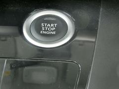 鍵をささなくても、ブレーキを踏みながらボタンを押すだけで簡単エンジンスタート！ 6