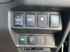 インテリジェントキーを携帯していれば、足先をセンサーの検知範囲にかざすだけでバックドアが開くハンズフリー機能を搭載。運転席よりも開閉可能です。 7