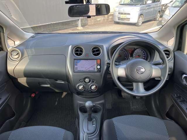 ノート １．２　Ｘ　メモリーナビ　バックカメラ　インテリキー　記録簿付き　Ｄレコ　スマトキー　キーレス　運転席助手席エアバッグ　ナビＴＶ　ワンセグ　バックカメラ　エアコン　パワーウィンドウ　パワーステアリング　ＡＢＳ　メモリーナビ　運転席エアバック　Ａ－ＳＴＯＰ（4枚目）