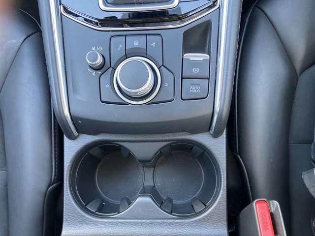 シフトレバー近くで扱いやすいドリンクホルダー