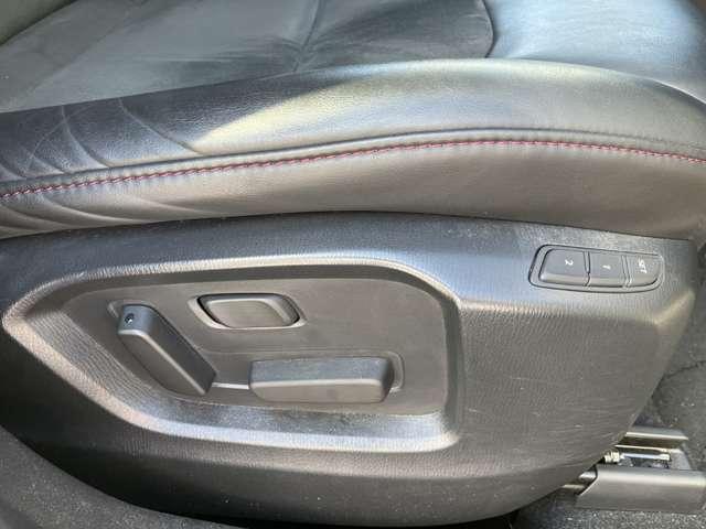 運転席パワーシート装備で細かなシートポジションが出来ます