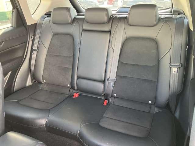 ◆後部座席◆後席も大人の方でもゆったり乗れるスペースを確保。足元も深くシートのクッションも柔らかくロングドライブの疲労を軽減してくれます。