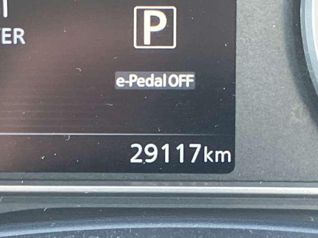 リーフ Ｘ　ワンオーナー　メーカーナビ　インテリキー　レーンアシスト　ＬＥＤ　Ｂカメラ　ドラレコ　クルコン　メモリーナビ　パワーウィンドウ　オートエアコン　Ｗエアバッグ　ＡＷ　サイドエアバッグ　エアバッグ　ワンオーナー　ナビＴＶ　キーフリー　記録簿（11枚目）