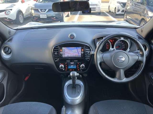 統一感のある広々とした運転席回り