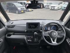 統一感のある広々とした運転席回り 4