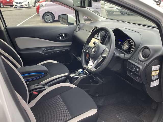 ノート 1.2 e-POWER X Vセレクション 純正ナビ・アラモニ・ETC・ドラレコ アラウンドカメラ 運転席助手席エアバック エアバッグ 衝突被害軽減装置 イモビライザー LEDヘッドライト パワーウインドウ レーンアシスト ETC アルミホイール スマートキー ドラレコ Bカメラ(5枚目)