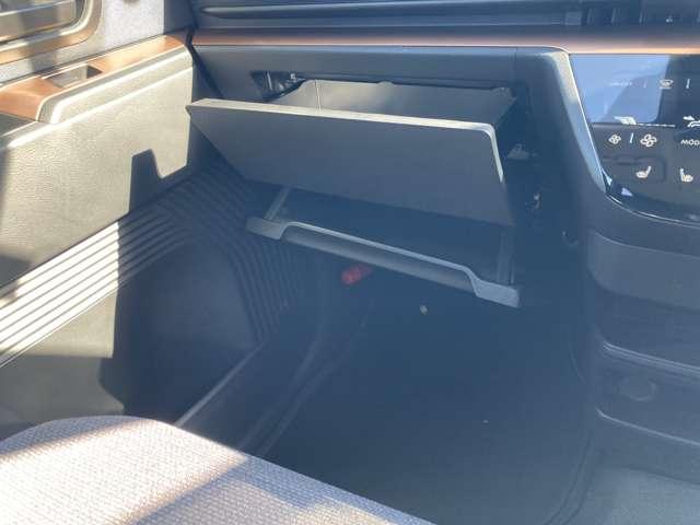 サクラ G メーカー9インチ・充電ケーブル・15AW アラウンドビュ ワンオーナ 踏み間違い防止アシスト LEDヘッドランプ スマートキー 禁煙車使用 LDW 盗難防止システム オートエアコン ETC バックカメラ ドライブレコーダー ABS ナビTV(14枚目)