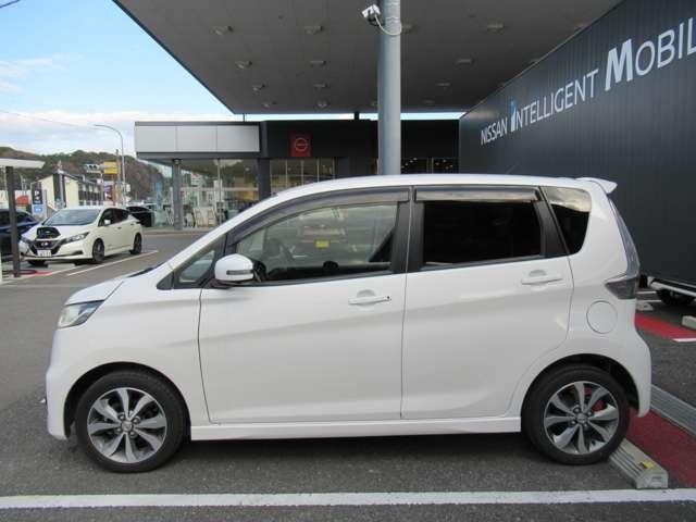 デイズ 660 ハイウェイスターGターボ メモリーナビ・アラウンドビューモニター・ 点検記録簿 運転席エアバッグ スマキー ナビTV ETC バックモニター ワンセグ セキュリティーアラーム エアコン ABS パワステ キーレスエントリー 助手席エアバック メモリーナビ アルミ(3枚目)