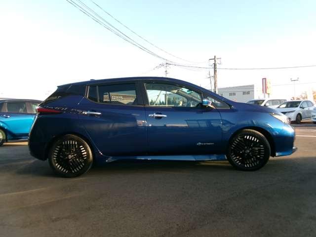 リーフ X Vセレクション 試乗車アップ車・9インチメーカーナビ アラモニ LEDヘッドライト ドラレコ ETC インテリジェントキー ナビ&TV 盗難防止装置 レーンアシスト アダプティブクルーズ メモリーナビ サイドエアバック AW ABS キーフリー 記録簿(5枚目)