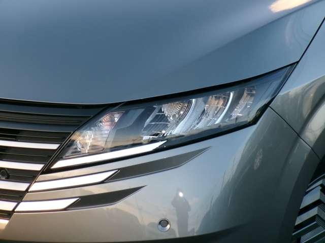 ノート １．２　Ｘ　試乗車アップ車・９インチ純正ナビ・バック　リアカメラ　衝突被害軽減ブレ－キ　ＬＥＤヘッドライト　レーンアシスト　インテリジェントキー　アイドリングストップ　整備記録簿　盗難防止システム　ワンセグＴＶ　ＴＶナビ　サイドカーテンエアバック　ＡＢＳ（3枚目）