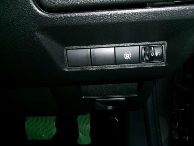 ノート １．２　Ｘ　試乗車アップ車・９インチ純正ナビ・バック　リアカメラ　衝突被害軽減ブレ－キ　ＬＥＤヘッドライト　レーンアシスト　インテリジェントキー　アイドリングストップ　整備記録簿　盗難防止システム　ワンセグＴＶ　ＴＶナビ　サイドカーテンエアバック　ＡＢＳ（17枚目）