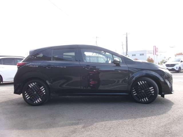 オーラ １．２　Ｇ　レザーエディション　試乗車アップ車・９インチメーカーナビ・全　追突防止　レーダークルーズ　車線逸脱警報装置　ＬＥＤ　盗難防止　記録簿　ＥＴＣ　インテリジェントキー　メモリーナビゲーション　ＡＷ　キーレスエントリー　オートエアコン　展示試乗車ＵＰ　ＡＢＳ　ＩＳＳ（5枚目）