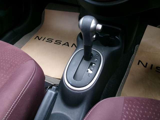 マーチ １．２　Ｇ　純正ナビ・バックカメラ・ＥＴＣ　盗難防止　エアコン　Ｗエアバック　パワーステアリング　スマートキー　ＥＴＣ　パワーウィンドウ　運転席エアバッグ　メモリーナビ　バックカメラ　ナビ・ＴＶ　アイドリングストップ　キーレス　ワンセグ　ＡＢＳ（14枚目）