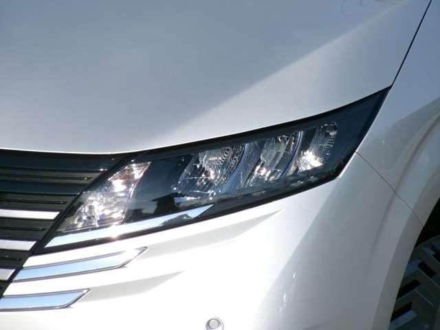 ノート １．２　Ｘ　試乗車アップ車・９インチ純正ナビ・全方位　衝突被害軽減ブレ－キ　全方位カメラ　ＬＥＤヘッドライト　レーンアシスト　インテリジェントキー　アイドリングストップ　整備記録簿　盗難防止システム　ワンセグＴＶ　ＴＶナビ　サイドカーテンエアバック（3枚目）