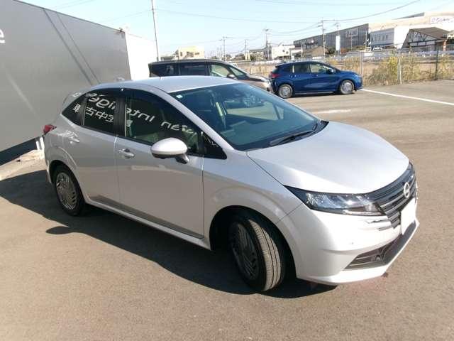 ノート １．２　Ｘ　試乗車アップ車・９インチ純正ナビ・全方位　衝突被害軽減ブレ－キ　全方位カメラ　ＬＥＤヘッドライト　レーンアシスト　インテリジェントキー　アイドリングストップ　整備記録簿　盗難防止システム　ワンセグＴＶ　ＴＶナビ　サイドカーテンエアバック（6枚目）