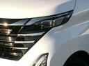 アダプティブLED付き!対向車には眩しくなく歩行者は明るく照らすので安全です。