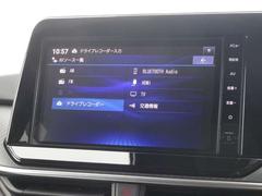 メモリーナビです。Ｂｌｕｅｔｏｏｔｈで好きな音楽を聴く事ができるので、ドライブがひときわ楽しくなっちゃいますね♪ 7