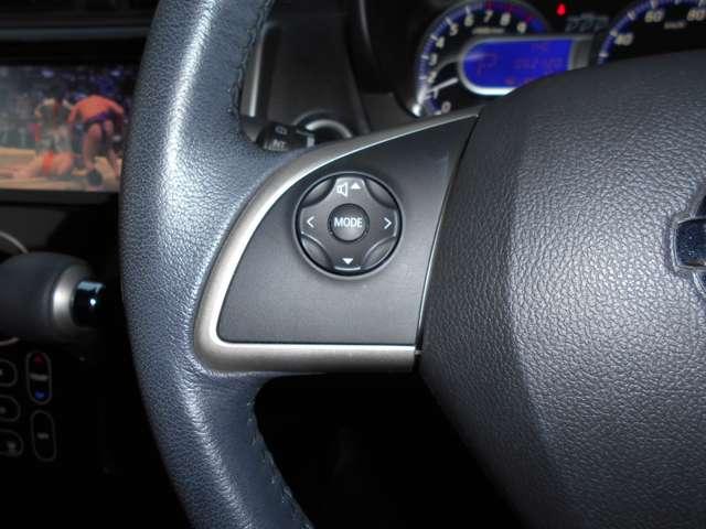 ステアリングハンドルです。オーディオコントロールスイッチが付いて運転中でも手元でオーディオの操作が出来て便利ですよ。