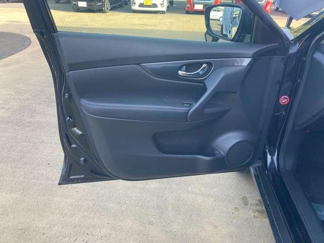 乗り降りで多く使用する助手席ドアですが、比較的に綺麗です！