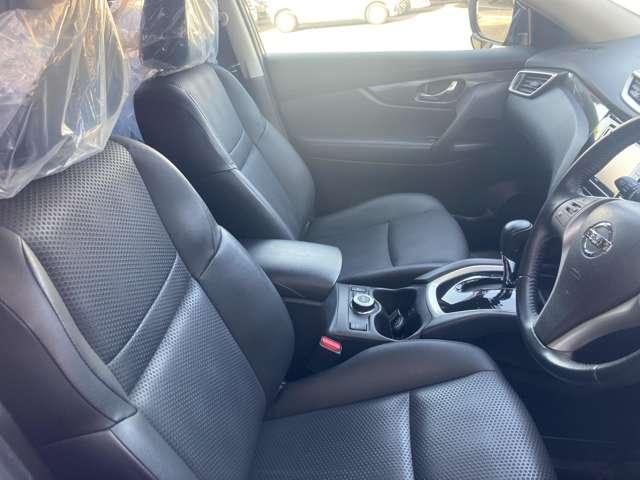 運転席・助手席の間には肘置きがあるので、ゆったり運転できます！