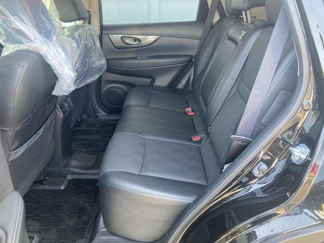 後部座席もゆったりしてるので同乗者もくつろげます！