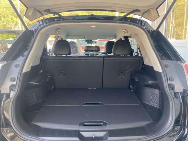 オプションの二段式ラゲッジボードが付いています。