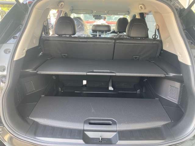 二段式ラゲッジボードが付いています。