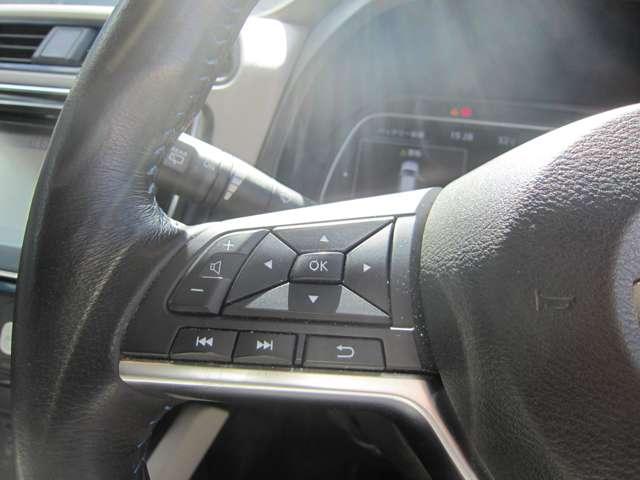 �n���h���ɂ͊e��X�C�b�`������܂����A�^�]���ł����삪���₷���Ȃ��Ă���܂��B