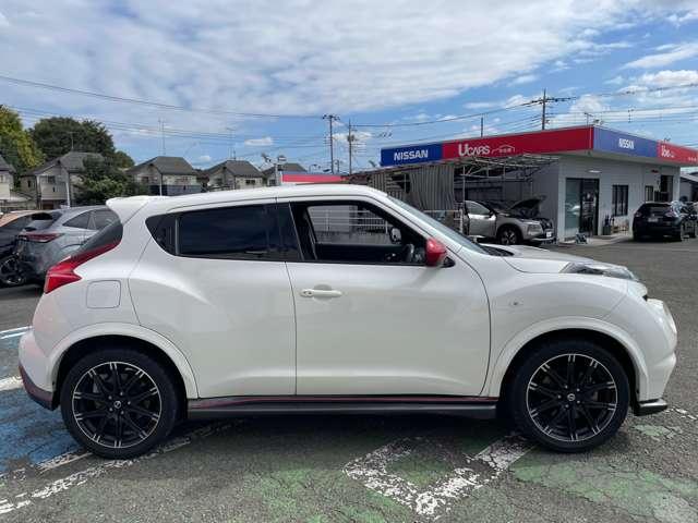 ジューク １．６　ＮＩＳＭＯ　４ＷＤ　純正ナビＴＶ　バックカメラ　バックモニター　切替４ＷＤ　サイドエアバック　メモリナビ　キーフリー　スマートキー　オートエアコン　アルミ　ナビ＆ＴＶ　ＥＴＣ車載器　パワーウィンドウ　ＡＢＳ　エアバッグ　パワーステアリング　盗難防止（5枚目）