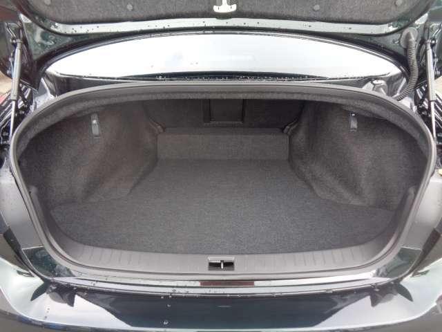 スカイライン ３．０　４００Ｒ　純正ナビＴＶ　アラウンドビューモニター　本革シ－ト　ＬＥＤヘッド　キーレスエントリー　ワンオーナ　車線逸脱警報　スマ－トキ－　バックモニター　クルコン　メモリーナビ　ナビＴＶ　サイドカメラ　ＡＡＣ　アルミ　盗難防止装置　ＥＴＣ　エアバッグ（14枚目）