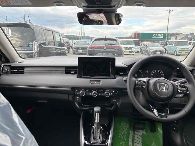 ヴェゼル ｅ：ＨＥＶ　Ｚ　バックカメラ　クリアランスソナー　オートクルーズコントロール　衝突被害軽減システム　オートライト　ＬＥＤヘッドランプ　電動リアゲート　アルミホイール　スマートキー　電動格納ミラー　シートヒーター（6枚目）