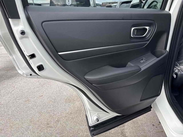 ヴェゼル ｅ：ＨＥＶ　Ｚ　バックカメラ　クリアランスソナー　オートクルーズコントロール　衝突被害軽減システム　オートライト　ＬＥＤヘッドランプ　電動リアゲート　アルミホイール　スマートキー　電動格納ミラー　シートヒーター（56枚目）