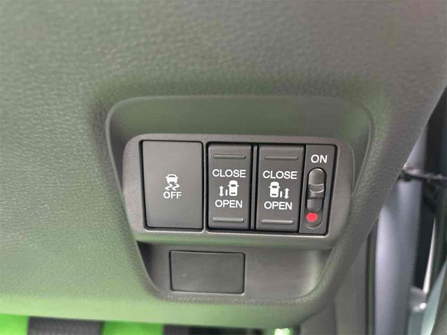 両側電動スライドドア装備！運転席よりボタン一つで開閉可能でございます。