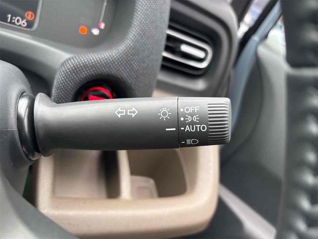 周りが薄暗くなったら自動点灯するオートライトを装備。