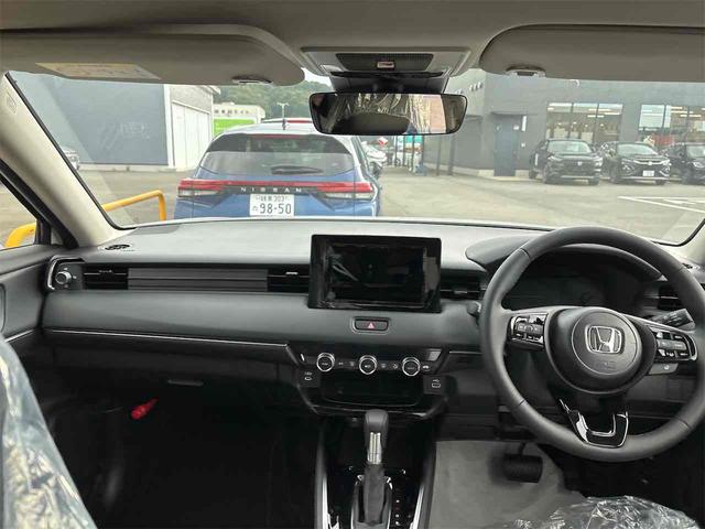 ヴェゼル ｅ：ＨＥＶ　Ｚ　登録済み未使用車　バックカメラ　クリアランスソナー　オートクルーズコントロール　レーンアシスト　衝突被害軽減システム　オートライト　ＬＥＤヘッドランプ　電動リアゲート　アルミホイール　スマートキー（6枚目）