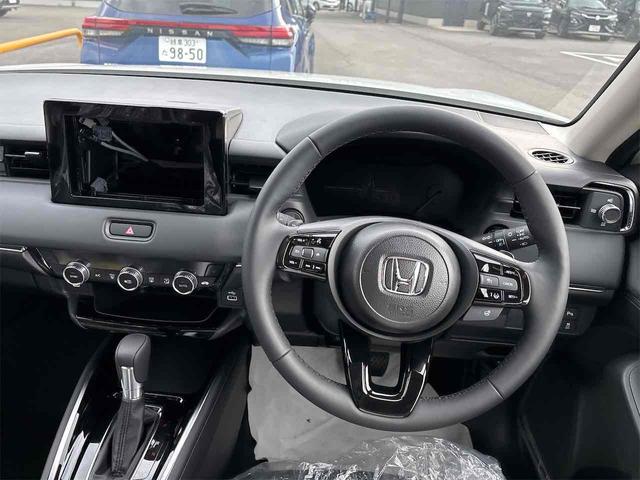 ヴェゼル ｅ：ＨＥＶ　Ｚ　登録済み未使用車　バックカメラ　クリアランスソナー　オートクルーズコントロール　レーンアシスト　衝突被害軽減システム　オートライト　ＬＥＤヘッドランプ　電動リアゲート　アルミホイール　スマートキー（7枚目）