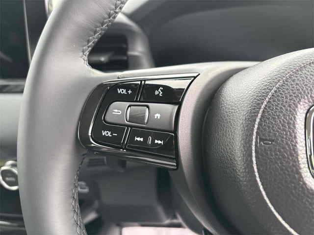 ヴェゼル ｅ：ＨＥＶ　Ｚ　登録済み未使用車　バックカメラ　クリアランスソナー　オートクルーズコントロール　レーンアシスト　衝突被害軽減システム　オートライト　ＬＥＤヘッドランプ　電動リアゲート　アルミホイール　スマートキー（11枚目）