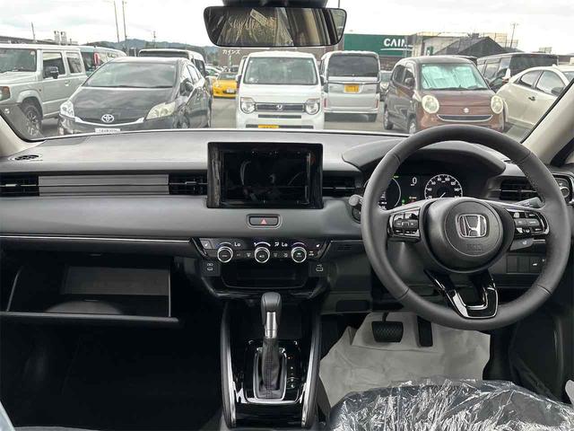 ヴェゼル ｅ：ＨＥＶ　Ｚ　登録済み未使用車　バックカメラ　クリアランスソナー　オートクルーズコントロール　レーンアシスト　衝突被害軽減システム　オートライト　ＬＥＤヘッドランプ　電動リアゲート　アルミホイール　スマートキー（6枚目）