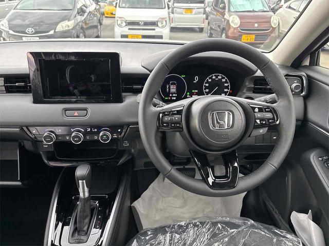 ヴェゼル ｅ：ＨＥＶ　Ｚ　登録済み未使用車　バックカメラ　クリアランスソナー　オートクルーズコントロール　レーンアシスト　衝突被害軽減システム　オートライト　ＬＥＤヘッドランプ　電動リアゲート　アルミホイール　スマートキー（7枚目）