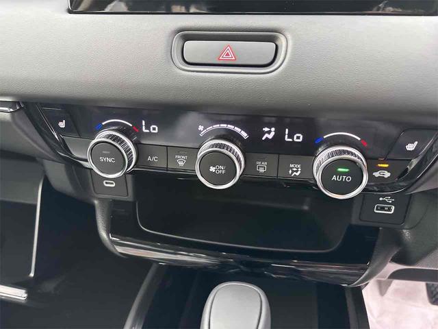 ヴェゼル ｅ：ＨＥＶ　Ｚ　登録済み未使用車　バックカメラ　クリアランスソナー　オートクルーズコントロール　レーンアシスト　衝突被害軽減システム　オートライト　ＬＥＤヘッドランプ　電動リアゲート　アルミホイール　スマートキー（8枚目）