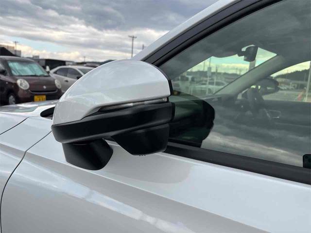 ヴェゼル ｅ：ＨＥＶ　Ｚ　登録済み未使用車　バックカメラ　クリアランスソナー　オートクルーズコントロール　レーンアシスト　衝突被害軽減システム　オートライト　ＬＥＤヘッドランプ　電動リアゲート　アルミホイール　スマートキー（45枚目）