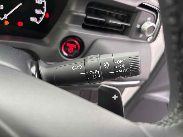 ヴェゼル ｅ：ＨＥＶ　Ｚ　登録済み未使用車　バックカメラ　クリアランスソナー　オートクルーズコントロール　レーンアシスト　衝突被害軽減システム　オートライト　ＬＥＤヘッドランプ　電動リアゲート　アルミホイール　スマートキー（50枚目）