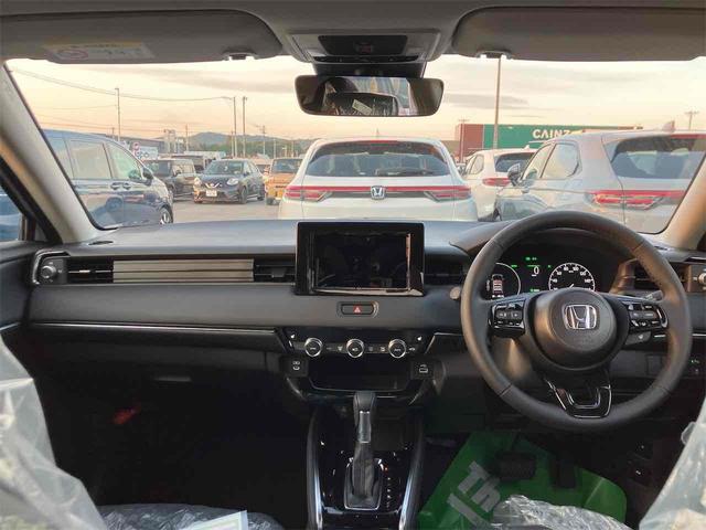 ヴェゼル ｅ：ＨＥＶ　Ｚ　バックカメラ　クリアランスソナー　オートクルーズコントロール　レーンアシスト　衝突被害軽減システム　オートライト　ＬＥＤヘッドランプ　アルミホイール　スマートキー　アイドリングストップ　電動格納ミラー（6枚目）