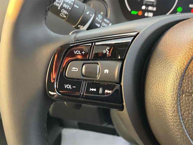 ハンドルにも目立つ傷や擦れは御座いません。目線を大きくそらすことなくボタンの操作を行うことができます。