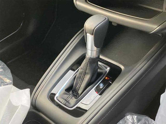 必ず使用するシフトレバー。確りと確認したいですね。