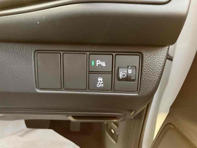 接触を未然に防ぐ、クリアランスソナー搭載です。車を守るためには必須のアイテムですね。