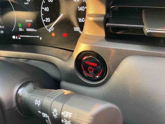 プッシュエンジンスタートシステム、エンジン始動・停止をワンタッチで行うことができます。