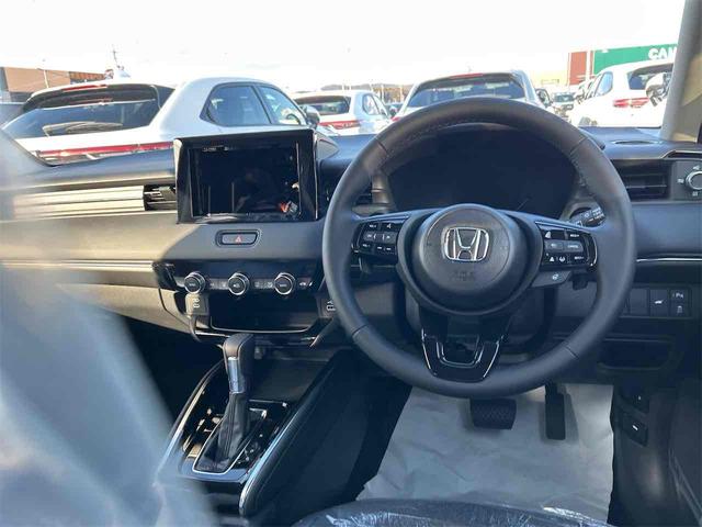 ヴェゼル ｅ：ＨＥＶ　Ｚ　登録済み未使用車　バックカメラ　クリアランスソナー　オートクルーズコントロール　レーンアシスト　衝突被害軽減システム　オートライト　ＬＥＤヘッドランプ　アルミホイール　スマートキー　電動格納ミラー（7枚目）